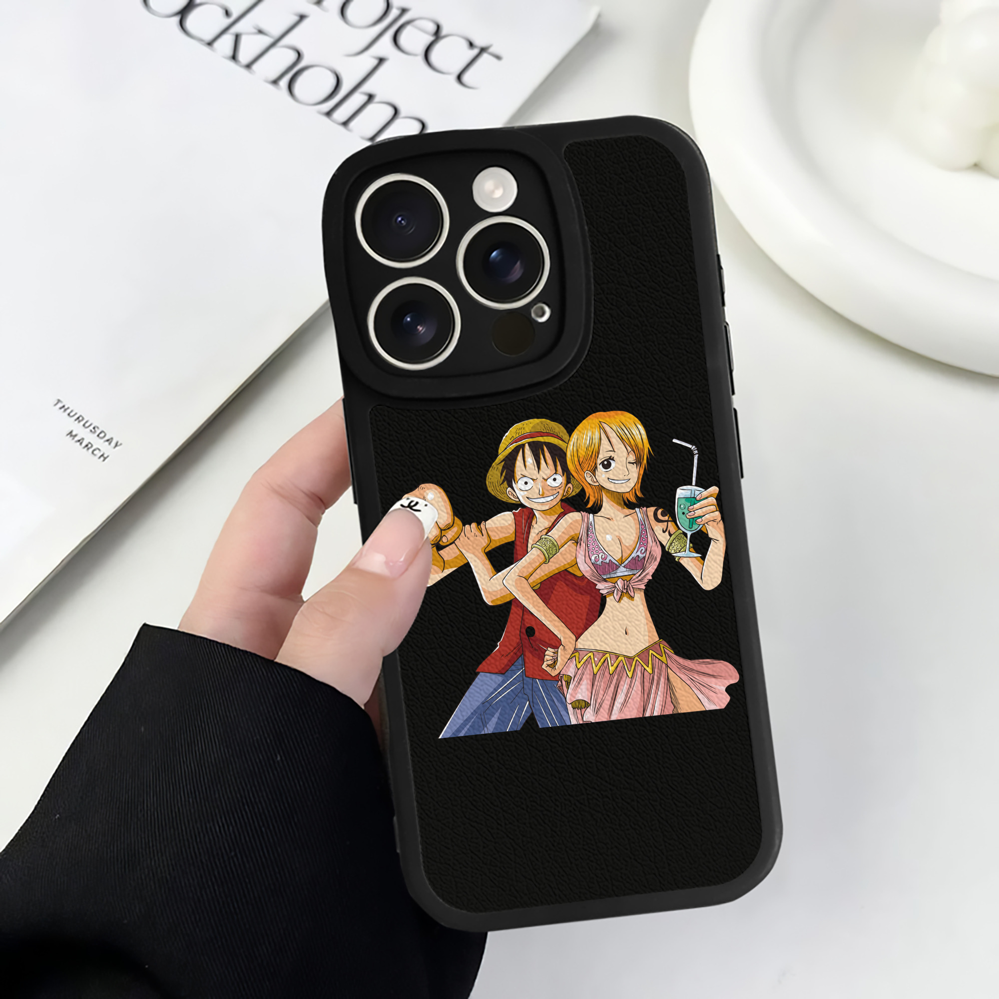（画像用） ワンピース モンキー・D・ルフィ ONE PIECE Monkey D. Luffy 【iPhone 16シリーズ対応】シリコンスマホケース（レザー調） 材質：シリコン